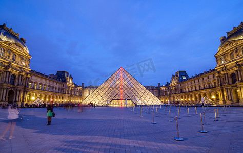 法国巴黎-2015 年 5 月 14 日：游客参观巴黎卢浮宫博物馆