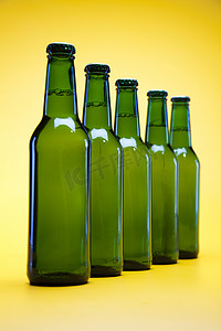 啤酒节畅饮摄影照片_静物与啤酒，明亮充满活力的酒精主题