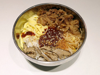 米饭拌饭料摄影照片_韩国拌饭包括猪肉、鸡蛋、米饭和蘑菇