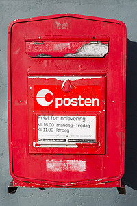 安装在 Builiding 墙上的挪威邮政信箱