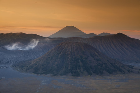 攀岩色彩摄影照片_印度尼西亚爪哇布罗莫的火山，色彩鲜艳的生动主题