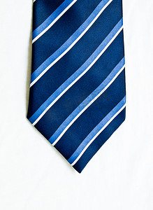 条纹蓝色和白色领带隔离在白色背景上。