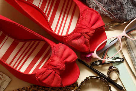 红色蝴蝶结坡跟鞋