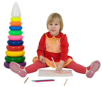 小女孩和蜡笔和玩具金字塔