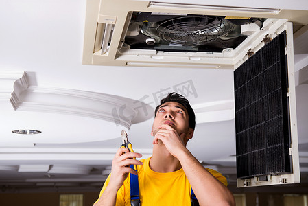 修理天花板空调装置的安装工