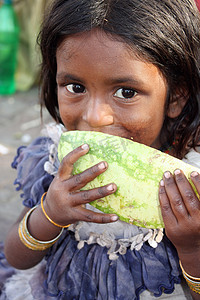 吃女孩西瓜摄影照片_贫困中的饥饿女孩