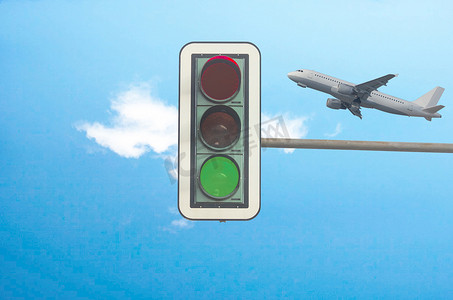绿色红绿灯，背景中的飞机
