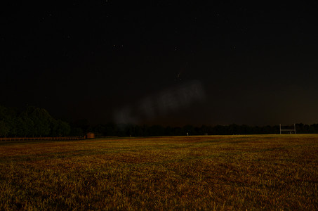 观察星空摄影照片_夜空中的 Neowise 彗星与来自美国弗吉尼亚州的星星