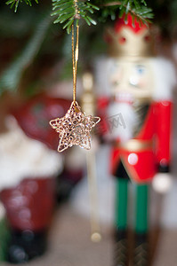 发光的圣诞树摄影照片_闪闪发光的圣诞树饰品和装饰品
