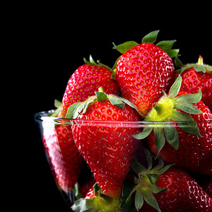 碗红色摄影照片_碗里的美味草莓