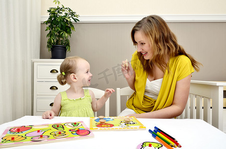 小女孩和妈妈玩儿童拼图