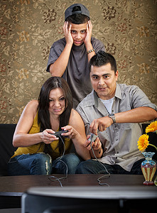 尴尬男孩摄影照片_西班牙裔家庭