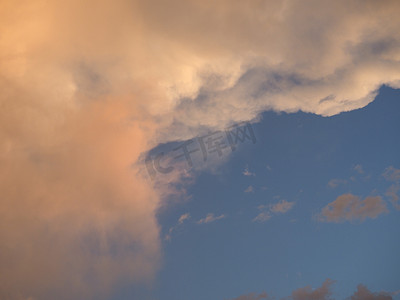 云纹连续图案摄影照片_蓝天红云背景