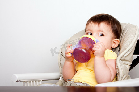 女性喝水摄影照片_婴儿从吸管杯喝水