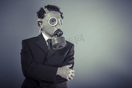 核，戴着防毒面具的商人，污染概念