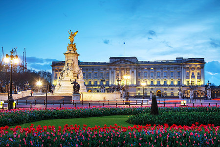 白金汉宫在伦敦，英国
