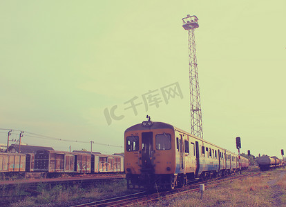 电效果摄影照片_具有复古过滤效果的铁路上的旧火车