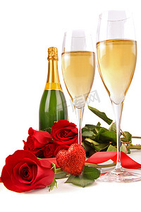 爱心饮料摄影照片_带红玫瑰和小爱心的香槟酒杯