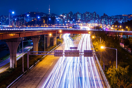 有红绿灯的高速公路在汉城