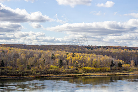 树林间美丽宽阔的河流秋天。