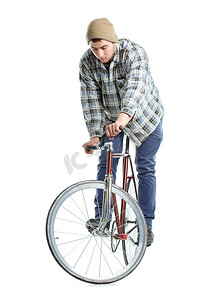 年轻人在白色的固定齿轮自行车上玩把戏
