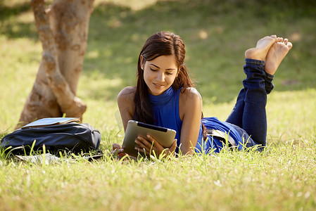 正在学习的学生摄影照片_有书和 ipad 的女人正在为大学考试学习