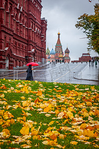 莫斯科下雨，俄罗斯秋天在城市街道上拿着一把雨伞行走的女人