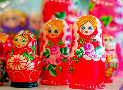 传统的俄罗斯儿童玩具-嵌套娃娃娃娃。