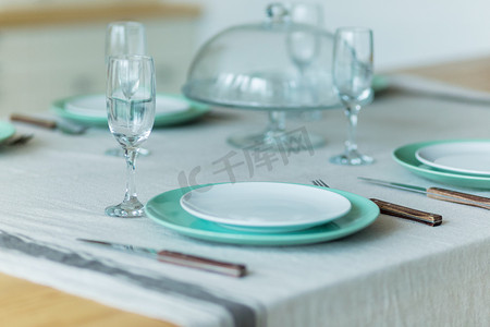 举办宴会摄影照片_优雅的餐桌布置晚餐，适合在家举办活动派对或家庭庆祝活动