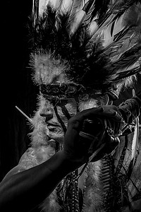 有大羽毛头饰的美洲印第安人酋长，战士