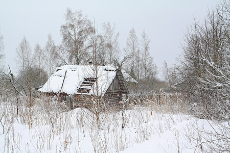 在白雪中的老农村房子