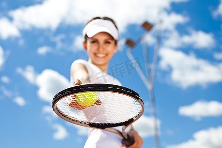 打网球，夏季饱和主题