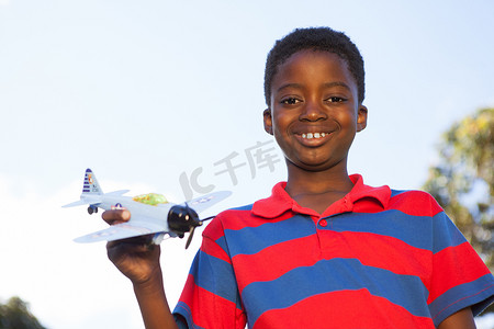 玩玩具飞机的小男孩