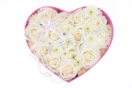 心形的花瓣摄影照片_白玫瑰、珍珠和钻石装在心形盒子里