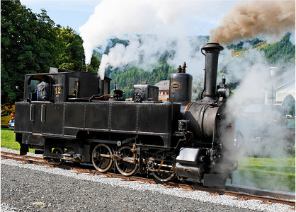 铁路钢轨摄影照片_奥地利 Mauterndorf 火车站附近轨道上的历史蒸汽机