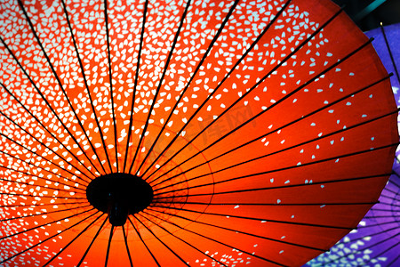 日式雨伞摄影照片_五颜六色的日本伞的形象