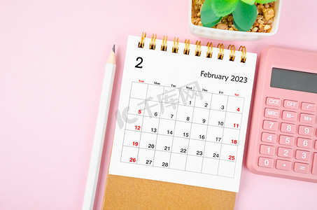 2023 年 2 月的 2023 年台历，带有粉红色背景的计算器。