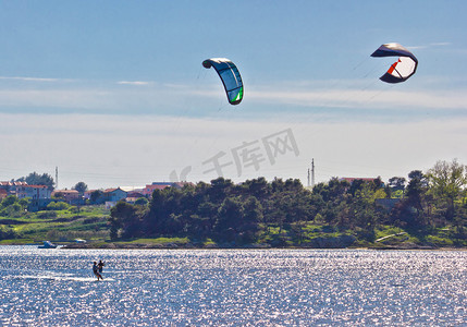 一对风筝冲浪者在克罗地亚