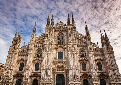 milan摄影照片_米兰大教堂 (Duomo di Milan) 的立面在早上，米兰