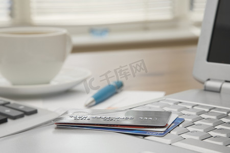 笔记本电脑上的信用卡和信用卡报表 一杯 ho