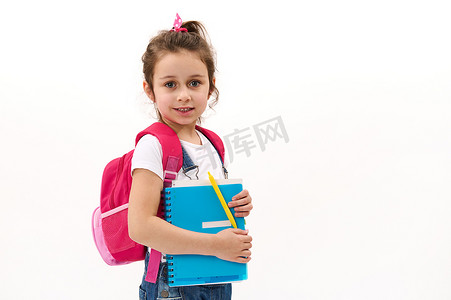 可爱的小女孩、小学生、带文案和粉色背包的一年级学生，在白色背景中突显