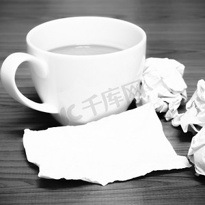 文案背景摄影照片_咖啡杯和皱巴巴的黑白色调风格