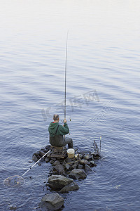 钓鱼竿摄影照片_有钓鱼竿的渔夫
