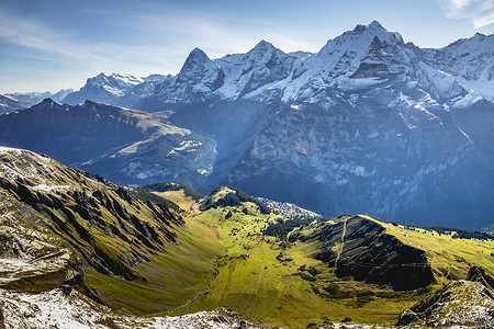 雪朗峰的顶部和瑞士伯尔尼瑞士阿尔卑斯山的景色