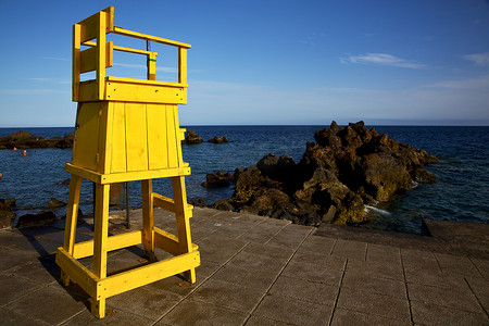 西班牙兰萨罗特岛岩石石 sk 的黄色救生员椅小屋