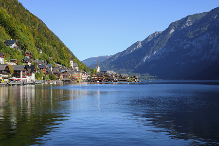 奥地利萨尔茨卡默古特地区阿尔卑斯山著名的哈尔施塔特湖畔小镇的景色。