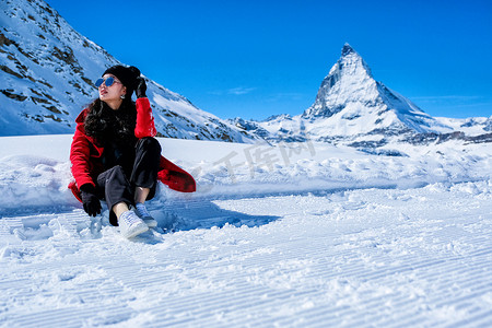 在 Z 的马特宏峰山玩雪的年轻女游客