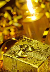 金色圣诞蜡烛和金色礼盒