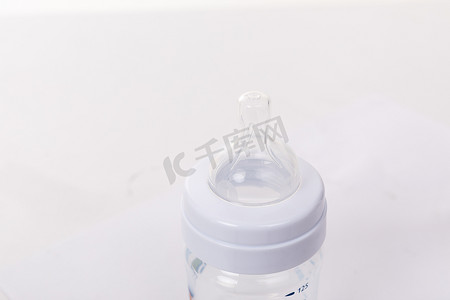 带奶嘴的空塑料瓶，用于用母乳或配方奶喂养婴儿