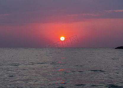 大海上的大太阳日出